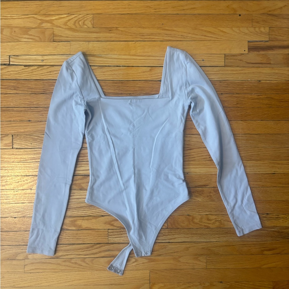 grey aritzia contour square neck long sleeve bodysuit